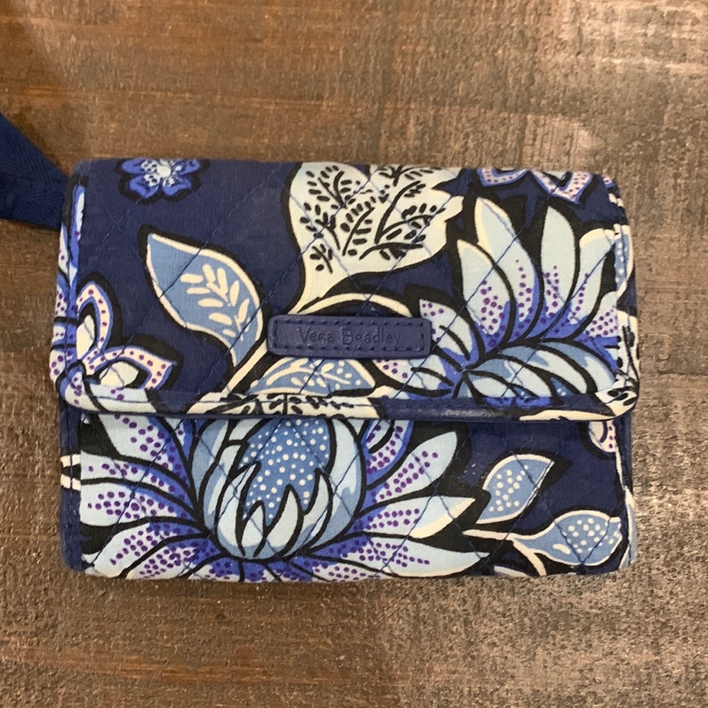 Vera Bradley blue & white floral walletc